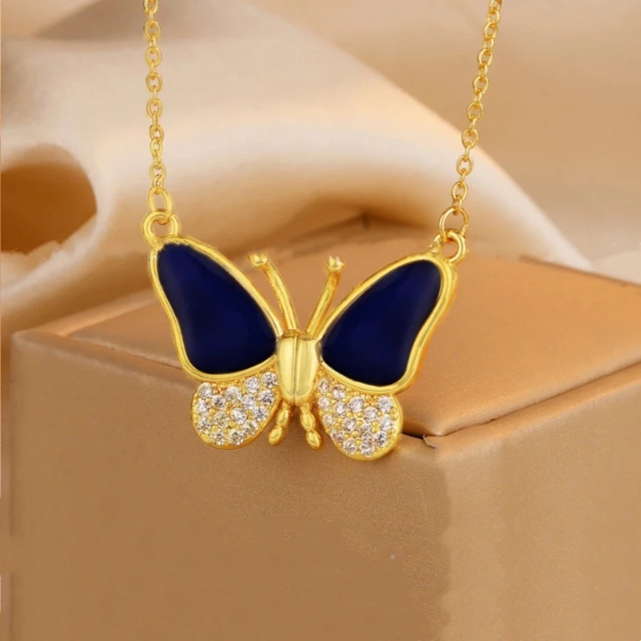 Hot Sale🔥Magnetic Gradient Gemstone Butterfly Necklace-2