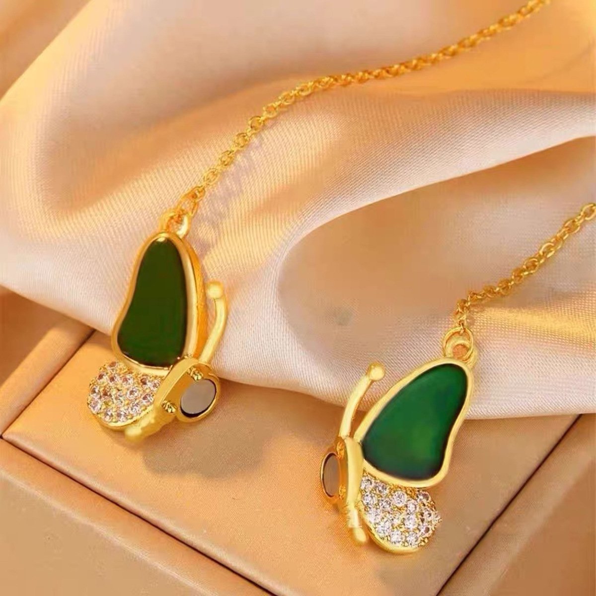 Hot Sale🔥Magnetic Gradient Gemstone Butterfly Necklace-1