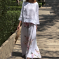 🌸🔥 Einfarbige Oberteile und Hosen mit weitem Bein und Blumenmuster