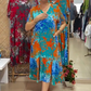 Bedrucktes Damenkleid mit V-Ausschnitt und plissiertem Saum