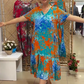 Bedrucktes Damenkleid mit V-Ausschnitt und plissiertem Saum