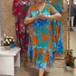 Bedrucktes Damenkleid mit V-Ausschnitt und plissiertem Saum