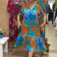Bedrucktes Damenkleid mit V-Ausschnitt und plissiertem Saum