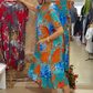 Bedrucktes Damenkleid mit V-Ausschnitt und plissiertem Saum